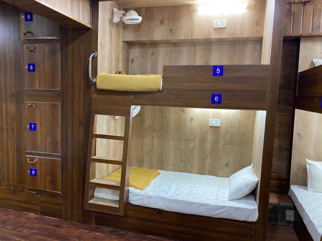City Stay Deluxe Ac Dormitory มัดกอน ภายนอก รูปภาพ
