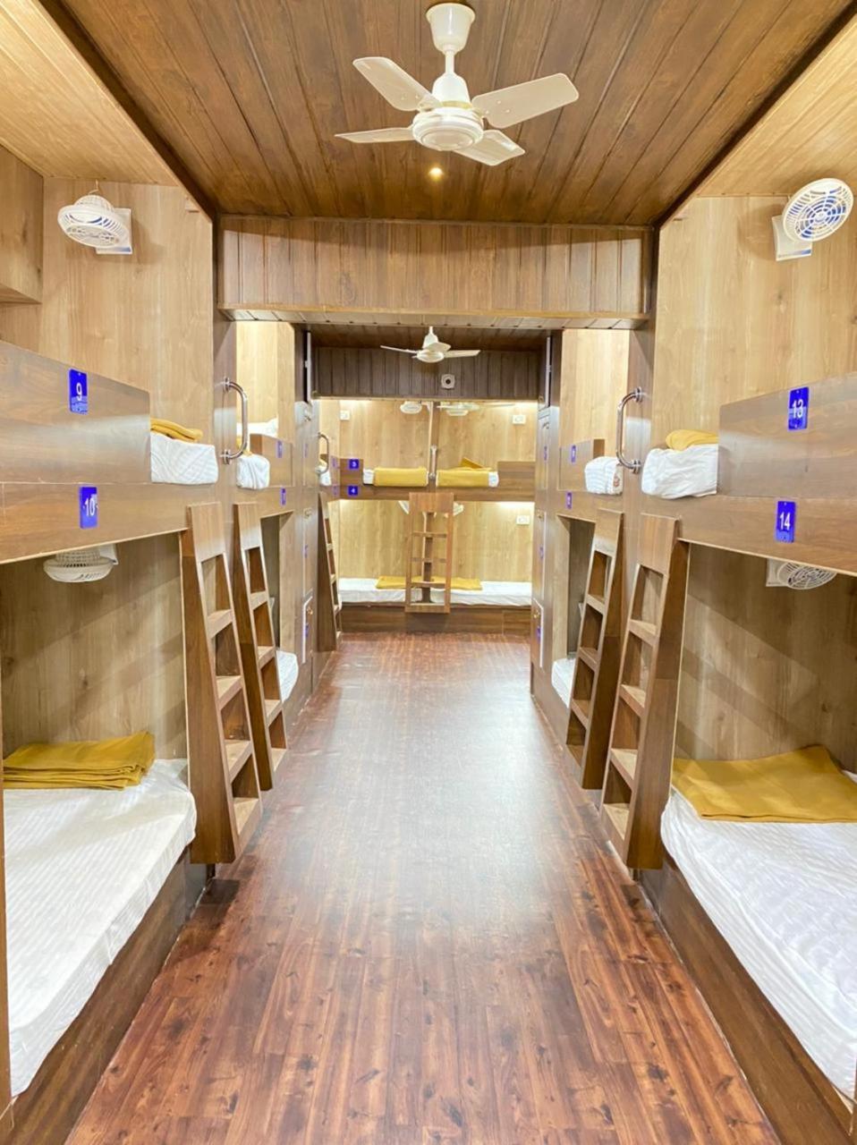 City Stay Deluxe Ac Dormitory มัดกอน ภายนอก รูปภาพ